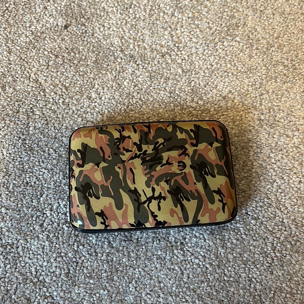 Camouflage card case
